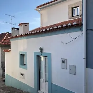 Typical Small House Near Lisbon Сasa de vacaciones Oeiras